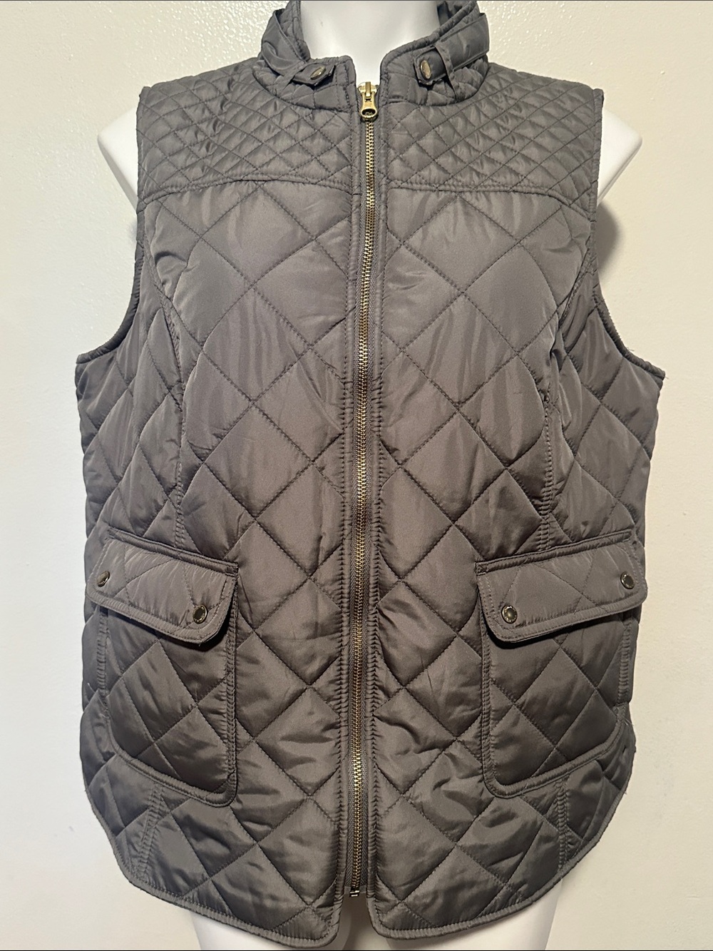 crown & ivy Quilted Sleeveless Vest in Gray
